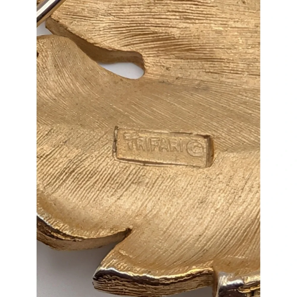 Trifari Signed Gold‎ Tone Brushed Maple Leaf Brooch Pin Textured Vintage 2